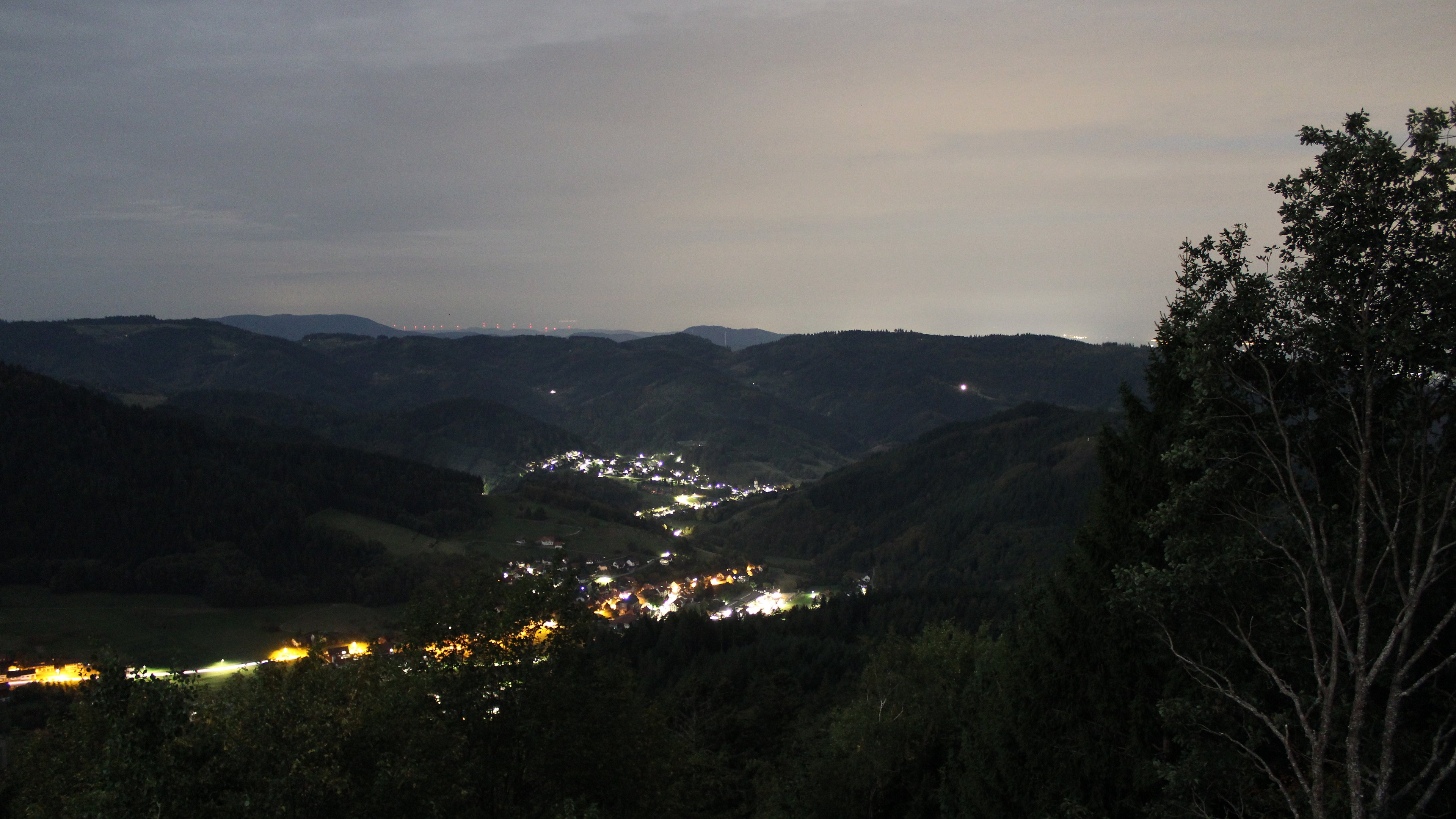 Dieses Bild zeigt eine Webcam-Aufnahme vom Achertal, aufgenommen am Donnerstag, den 01.10.2026 um 00:30 Uhr. Die Temperatur betrug 20.7°C.