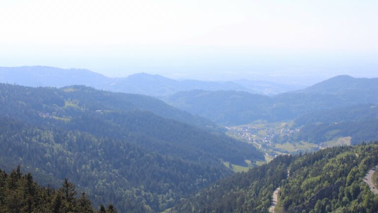 Dieses Bild zeigt eine Webcam-Aufnahme vom Achertal, aufgenommen am Mittwoch, den 14.05.2025 um 16:50 Uhr. Die Temperatur betrug 15.8°C.