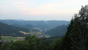 Dieses Bild zeigt eine Webcam-Aufnahme vom Achertal, aufgenommen am Samstag, den 27.06.2026 um 21:30 Uhr. Die Temperatur betrug 32.2°C.
