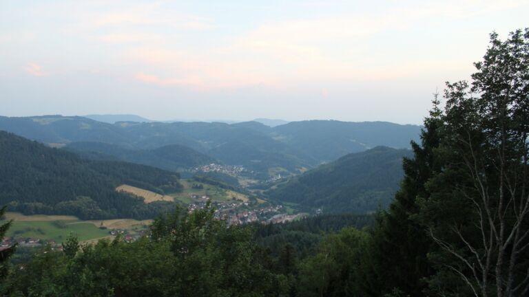Dieses Bild zeigt eine Webcam-Aufnahme vom Achertal, aufgenommen am Samstag, den 27.06.2026 um 21:30 Uhr. Die Temperatur betrug 32.2°C.