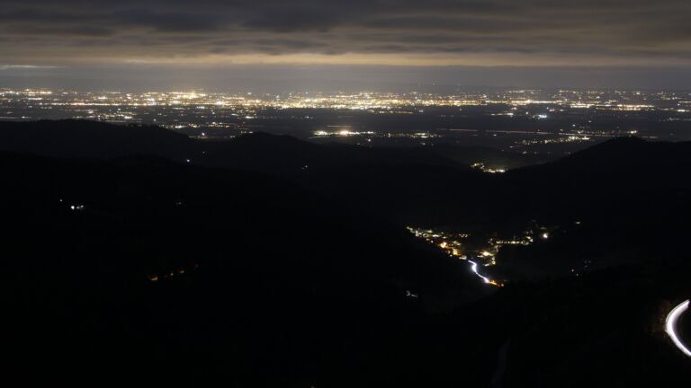 Dieses Bild zeigt eine Webcam-Aufnahme vom Achertal, aufgenommen am Montag, den 03.11.2025 um 18:00 Uhr. Die Temperatur betrug 5.1°C.