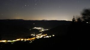 Dieses Bild zeigt eine Webcam-Aufnahme vom Achertal, aufgenommen am Donnerstag, den 13.08.2026 um 22:30 Uhr. Die Temperatur betrug 26.5°C.