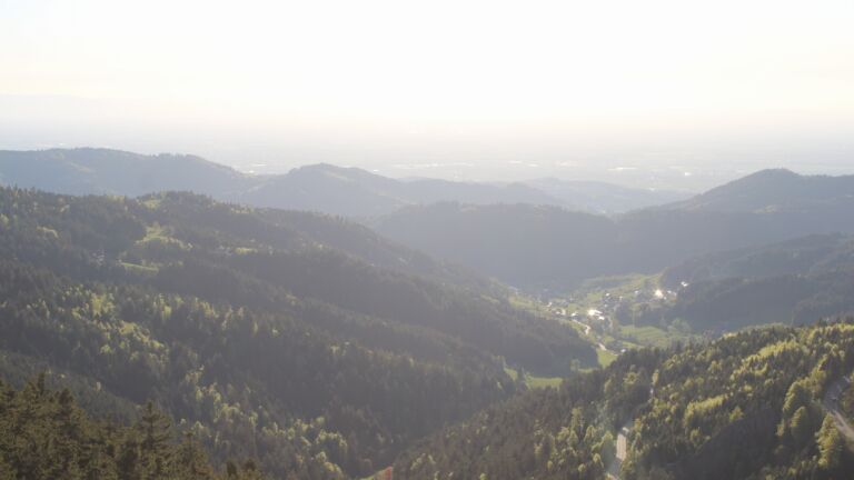 Dieses Bild zeigt eine Webcam-Aufnahme vom Achertal, aufgenommen am Freitag, den 24.04.2026 um 19:10 Uhr. Die Temperatur betrug 13.9°C.