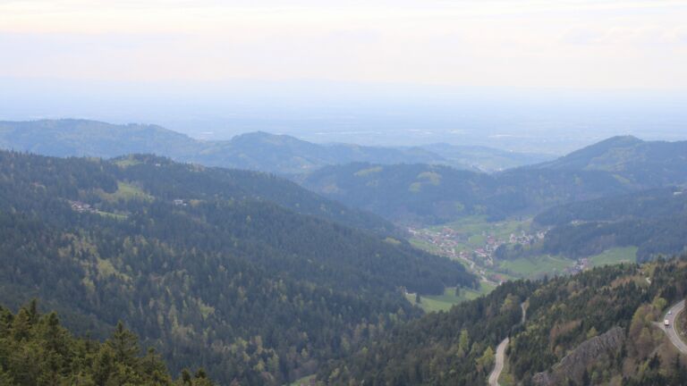 Dieses Bild zeigt eine Webcam-Aufnahme vom Achertal, aufgenommen am Samstag, den 18.04.2026 um 16:40 Uhr. Die Temperatur betrug 14.8°C.