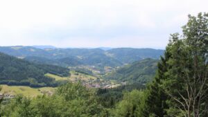 Dieses Bild zeigt eine Webcam-Aufnahme vom Achertal, aufgenommen am Samstag, den 25.07.2026 um 13:50 Uhr. Die Temperatur betrug 28.5°C.