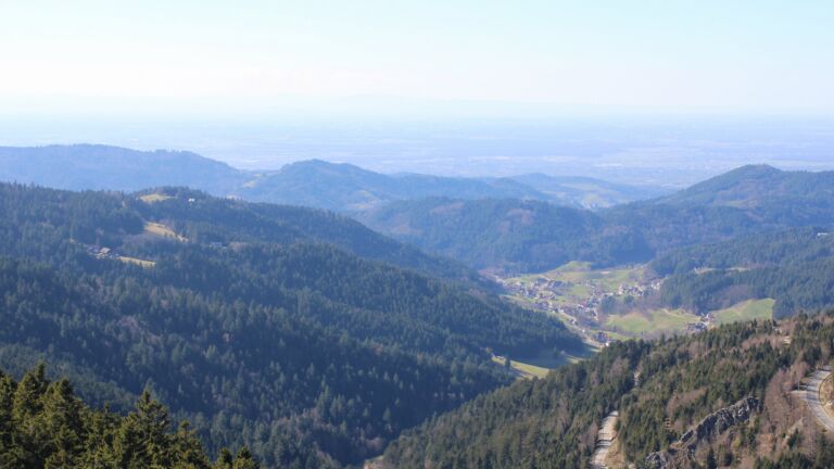 Dieses Bild zeigt eine Webcam-Aufnahme vom Achertal, aufgenommen am Montag, den 02.03.2026 um 14:20 Uhr. Die Temperatur betrug 10.4°C.