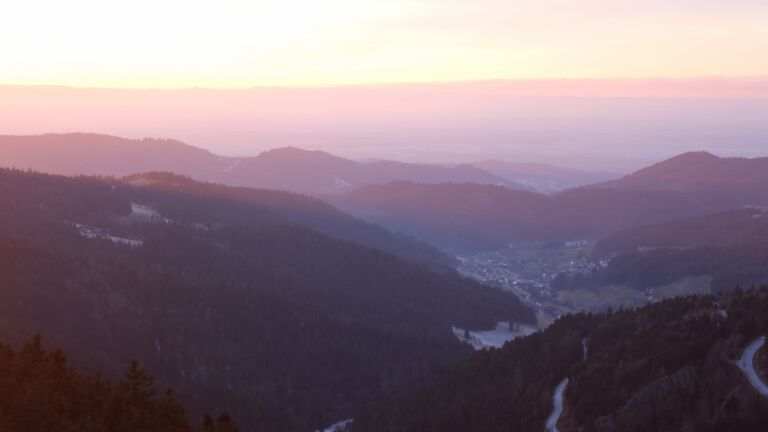 Dieses Bild zeigt eine Webcam-Aufnahme vom Achertal, aufgenommen am Donnerstag, den 01.01.2026 um 16:40 Uhr. Die Temperatur betrug -5.6°C.