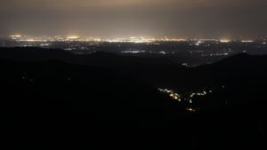 Dieses Bild zeigt eine Webcam-Aufnahme vom Achertal, aufgenommen am Donnerstag, den 03.07.2025 um 02:00 Uhr. Die Temperatur betrug 20.9°C.