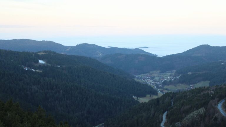 Dieses Bild zeigt eine Webcam-Aufnahme vom Achertal, aufgenommen am Sonntag, den 08.02.2026 um 08:00 Uhr. Die Temperatur betrug 2.4°C.