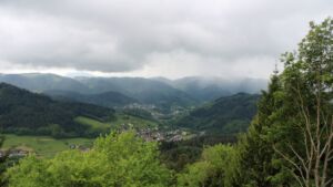 Dieses Bild zeigt eine Webcam-Aufnahme vom Achertal, aufgenommen am Freitag, den 15.05.2026 um 13:30 Uhr. Die Temperatur betrug 8.1°C.