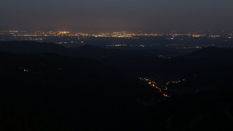 Dieses Bild zeigt eine Webcam-Aufnahme vom Achertal, aufgenommen am Dienstag, den 19.08.2025 um 05:30 Uhr. Die Temperatur betrug 15.9°C.