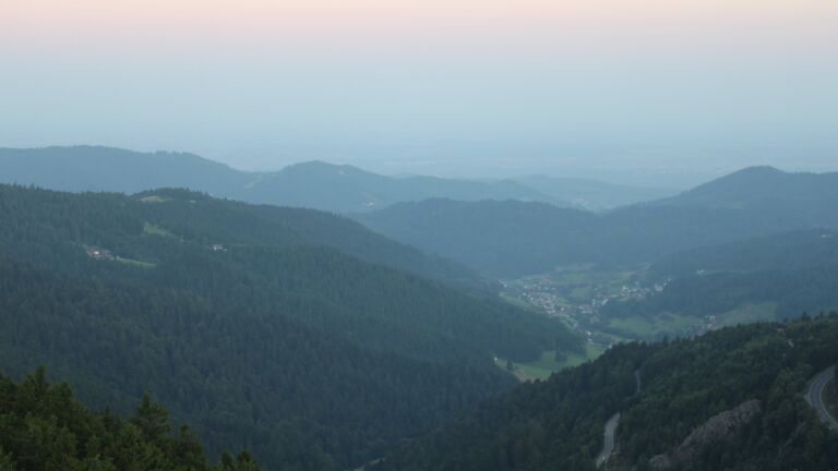 Dieses Bild zeigt eine Webcam-Aufnahme vom Achertal, aufgenommen am Dienstag, den 12.08.2025 um 06:20 Uhr. Die Temperatur betrug 18.2°C.
