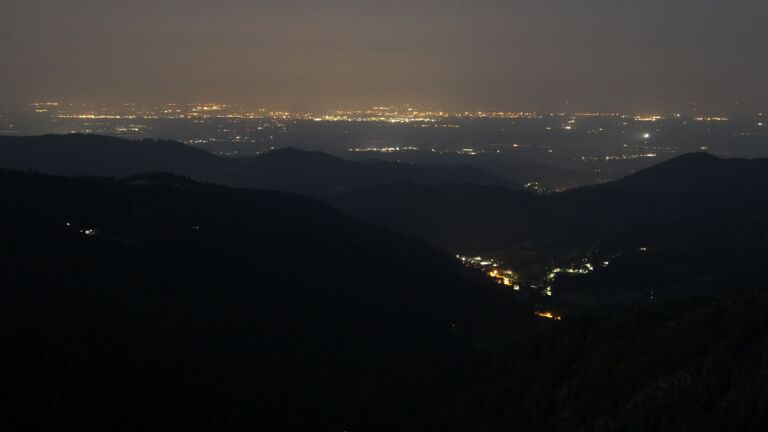 Dieses Bild zeigt eine Webcam-Aufnahme vom Achertal, aufgenommen am Freitag, den 13.06.2025 um 01:30 Uhr. Die Temperatur betrug 20.1°C.