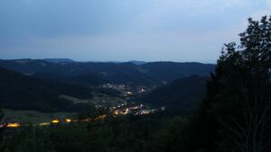 Dieses Bild zeigt eine Webcam-Aufnahme vom Achertal, aufgenommen am Samstag, den 25.07.2026 um 22:00 Uhr. Die Temperatur betrug 23.5°C.
