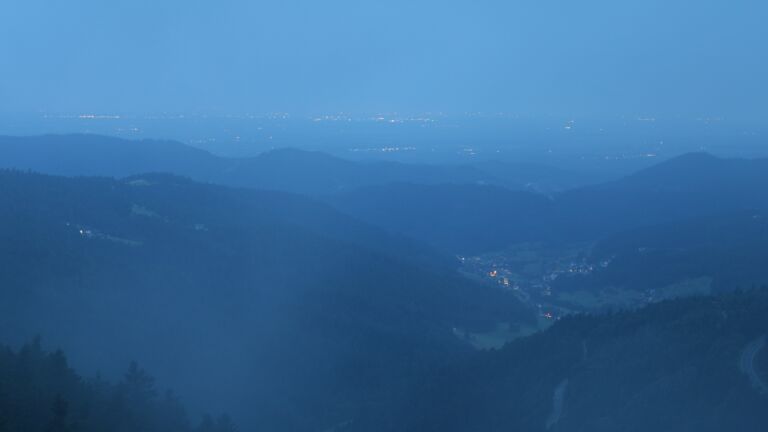Dieses Bild zeigt eine Webcam-Aufnahme vom Achertal, aufgenommen am Sonntag, den 27.07.2025 um 05:20 Uhr. Die Temperatur betrug 12.8°C.
