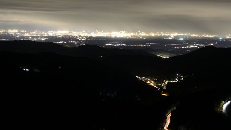 Dieses Bild zeigt eine Webcam-Aufnahme vom Achertal, aufgenommen am Dienstag, den 28.10.2025 um 20:00 Uhr. Die Temperatur betrug 5.8°C.