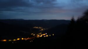 Dieses Bild zeigt eine Webcam-Aufnahme vom Achertal, aufgenommen am Freitag, den 19.06.2026 um 22:20 Uhr. Die Temperatur betrug 17.3°C.