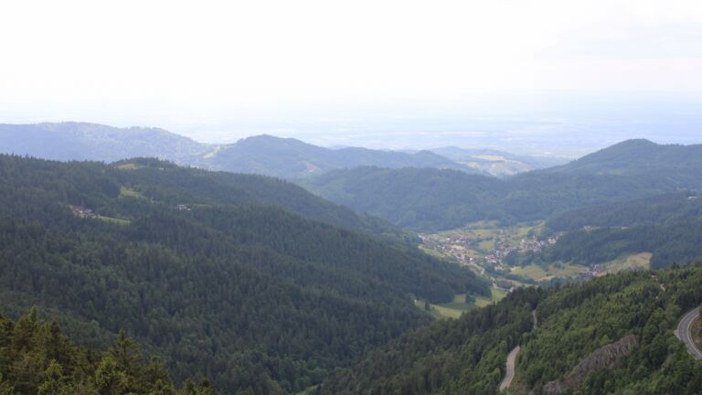 Dieses Bild zeigt eine Webcam-Aufnahme vom Achertal, aufgenommen am Dienstag, den 27.05.2025 um 16:40 Uhr. Die Temperatur betrug 12.2°C.