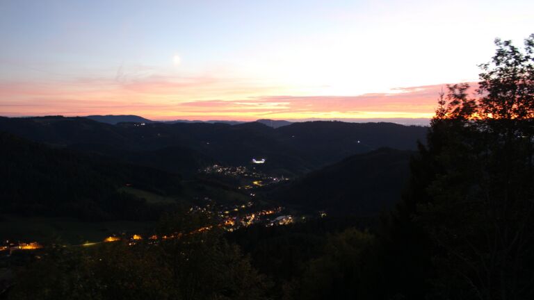 Dieses Bild zeigt eine Webcam-Aufnahme vom Achertal, aufgenommen am Donnerstag, den 15.10.2026 um 19:20 Uhr. Die Temperatur betrug 15.9°C.