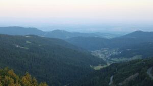 Dieses Bild zeigt eine Webcam-Aufnahme vom Achertal, aufgenommen am Samstag, den 05.07.2025 um 05:50 Uhr. Die Temperatur betrug 17.2°C.