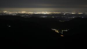 Dieses Bild zeigt eine Webcam-Aufnahme vom Achertal, aufgenommen am Sonntag, den 19.10.2025 um 01:00 Uhr. Die Temperatur betrug 3.2°C.
