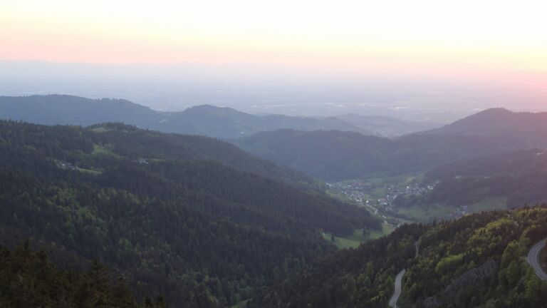 Dieses Bild zeigt eine Webcam-Aufnahme vom Achertal, aufgenommen am Freitag, den 09.05.2025 um 20:50 Uhr. Die Temperatur betrug 7.8°C.
