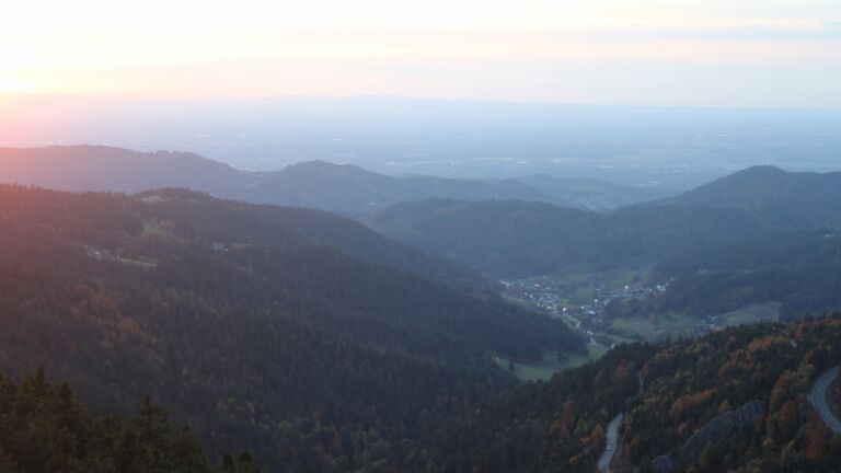 Dieses Bild zeigt eine Webcam-Aufnahme vom Achertal, aufgenommen am Samstag, den 18.10.2025 um 18:30 Uhr. Die Temperatur betrug 5.5°C.