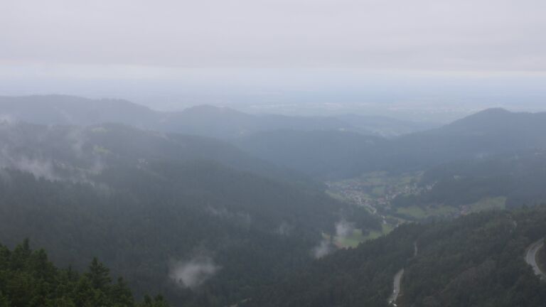 Dieses Bild zeigt eine Webcam-Aufnahme vom Achertal, aufgenommen am Montag, den 04.08.2025 um 12:00 Uhr. Die Temperatur betrug 10.9°C.