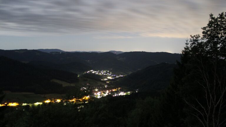 Dieses Bild zeigt eine Webcam-Aufnahme vom Achertal, aufgenommen am Sonntag, den 05.07.2026 um 03:30 Uhr. Die Temperatur betrug 18.2°C.