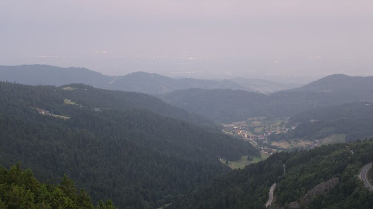 Dieses Bild zeigt eine Webcam-Aufnahme vom Achertal, aufgenommen am Sonntag, den 15.06.2025 um 04:50 Uhr. Die Temperatur betrug 20.1°C.