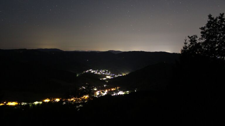 Dieses Bild zeigt eine Webcam-Aufnahme vom Achertal, aufgenommen am Samstag, den 25.07.2026 um 03:50 Uhr. Die Temperatur betrug 20.8°C.