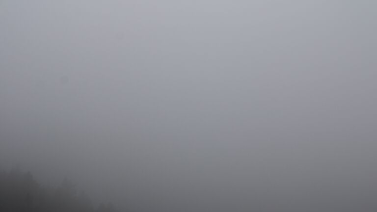 Dieses Bild zeigt eine Webcam-Aufnahme vom Achertal, aufgenommen am Sonntag, den 26.10.2025 um 08:30 Uhr. Die Temperatur betrug -0.2°C.