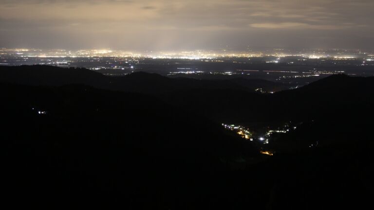 Dieses Bild zeigt eine Webcam-Aufnahme vom Achertal, aufgenommen am Montag, den 20.10.2025 um 05:30 Uhr. Die Temperatur betrug 11.1°C.