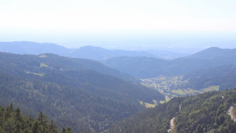 Dieses Bild zeigt eine Webcam-Aufnahme vom Achertal, aufgenommen am Freitag, den 18.07.2025 um 17:40 Uhr. Die Temperatur betrug 21°C.
