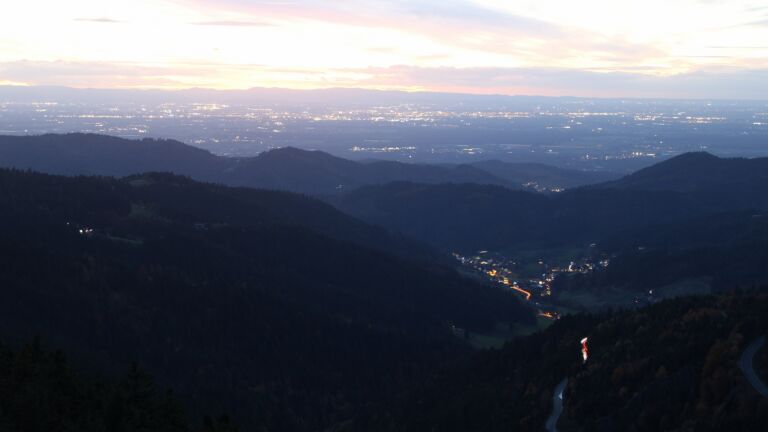 Dieses Bild zeigt eine Webcam-Aufnahme vom Achertal, aufgenommen am Freitag, den 24.10.2025 um 19:00 Uhr. Die Temperatur betrug 2.4°C.