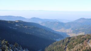 Dieses Bild zeigt eine Webcam-Aufnahme vom Achertal, aufgenommen am Samstag, den 27.12.2025 um 11:50 Uhr. Die Temperatur betrug 4.7°C.