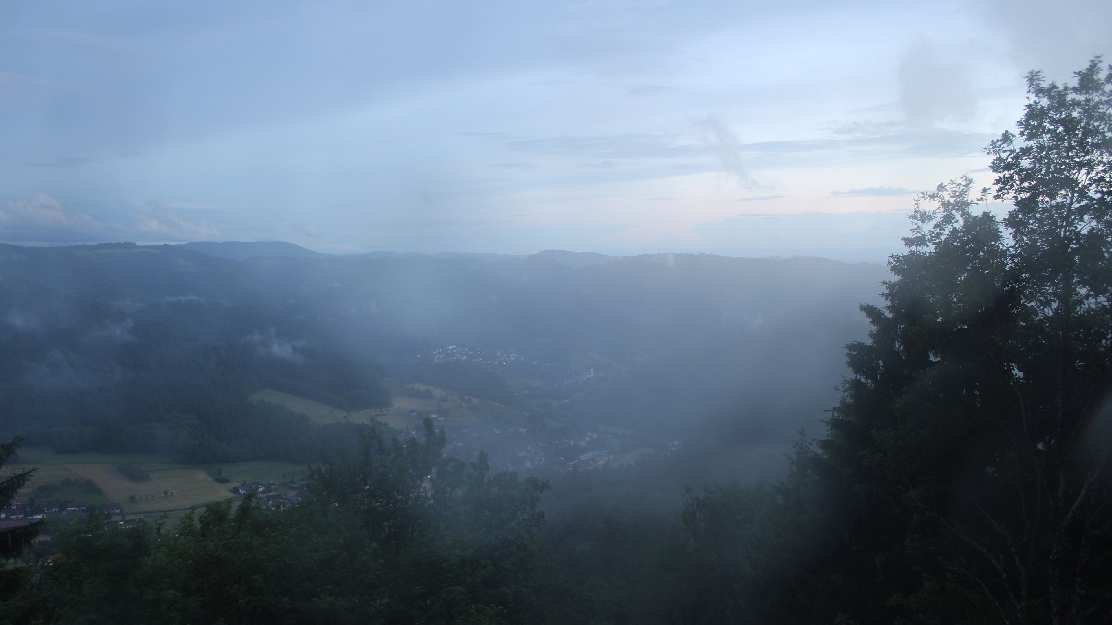 Dieses Bild zeigt eine Webcam-Aufnahme vom Achertal, aufgenommen am Dienstag, den 02.06.2026 um 21:40 Uhr. Die Temperatur betrug 12.6°C.