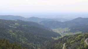 Dieses Bild zeigt eine Webcam-Aufnahme vom Achertal, aufgenommen am Dienstag, den 28.04.2026 um 17:30 Uhr. Die Temperatur betrug 14.9°C.