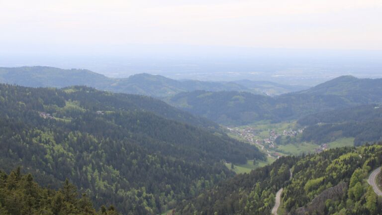 Dieses Bild zeigt eine Webcam-Aufnahme vom Achertal, aufgenommen am Dienstag, den 28.04.2026 um 17:30 Uhr. Die Temperatur betrug 14.9°C.