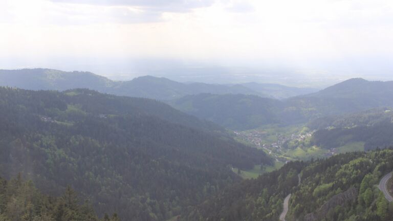 Dieses Bild zeigt eine Webcam-Aufnahme vom Achertal, aufgenommen am Samstag, den 03.05.2025 um 17:10 Uhr. Die Temperatur betrug 17.4°C.