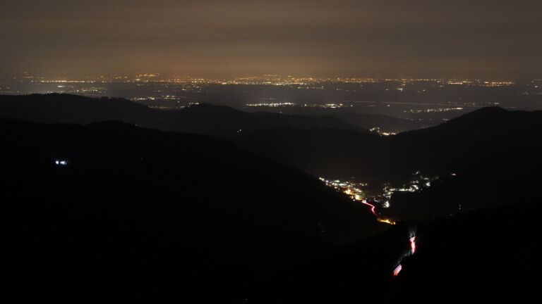 Dieses Bild zeigt eine Webcam-Aufnahme vom Achertal, aufgenommen am Sonntag, den 08.03.2026 um 21:30 Uhr. Die Temperatur betrug 7.9°C.