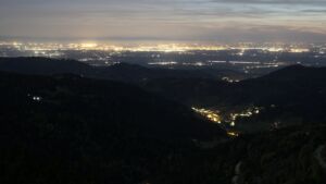 Dieses Bild zeigt eine Webcam-Aufnahme vom Achertal, aufgenommen am Sonntag, den 26.04.2026 um 22:00 Uhr. Die Temperatur betrug 10.1°C.