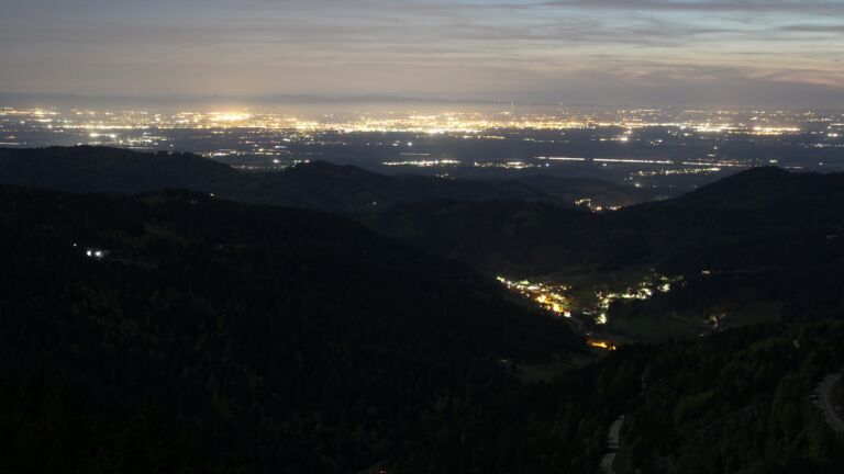 Dieses Bild zeigt eine Webcam-Aufnahme vom Achertal, aufgenommen am Sonntag, den 26.04.2026 um 22:00 Uhr. Die Temperatur betrug 10.1°C.