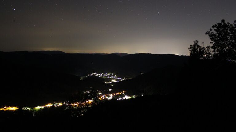 Dieses Bild zeigt eine Webcam-Aufnahme vom Achertal, aufgenommen am Samstag, den 12.09.2026 um 02:00 Uhr. Die Temperatur betrug 14.4°C.