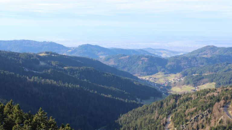 Dieses Bild zeigt eine Webcam-Aufnahme vom Achertal, aufgenommen am Dienstag, den 02.12.2025 um 13:20 Uhr. Die Temperatur betrug 6.9°C.