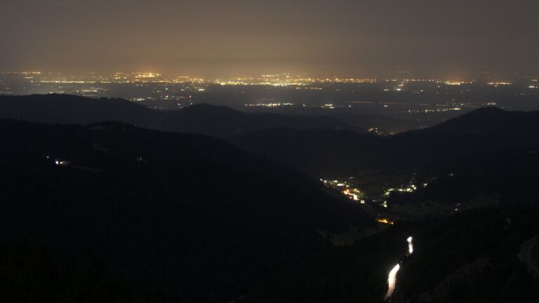 Dieses Bild zeigt eine Webcam-Aufnahme vom Achertal, aufgenommen am Freitag, den 15.08.2025 um 04:40 Uhr. Die Temperatur betrug 23.4°C.