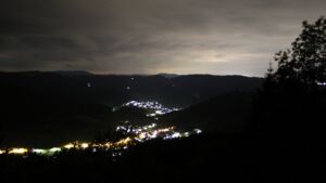 Dieses Bild zeigt eine Webcam-Aufnahme vom Achertal, aufgenommen am Freitag, den 15.05.2026 um 23:30 Uhr. Die Temperatur betrug 4.5°C.