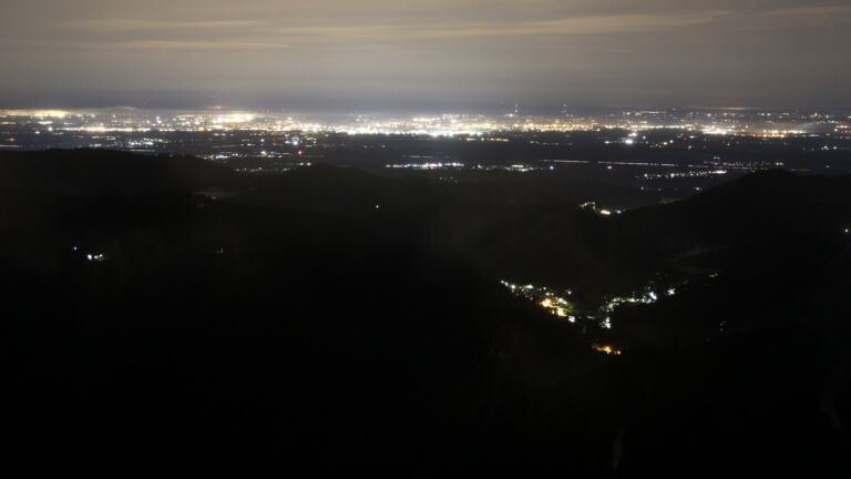 Dieses Bild zeigt eine Webcam-Aufnahme vom Achertal, aufgenommen am Freitag, den 01.08.2025 um 22:50 Uhr. Die Temperatur betrug 11.7°C.