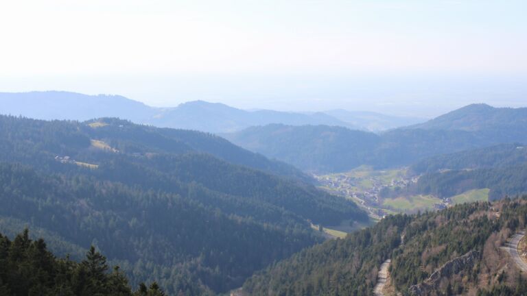 Dieses Bild zeigt eine Webcam-Aufnahme vom Achertal, aufgenommen am Dienstag, den 03.03.2026 um 15:10 Uhr. Die Temperatur betrug 9.4°C.