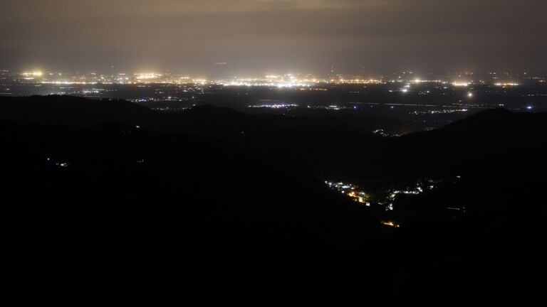 Dieses Bild zeigt eine Webcam-Aufnahme vom Achertal, aufgenommen am Samstag, den 03.05.2025 um 01:30 Uhr. Die Temperatur betrug 16.1°C.